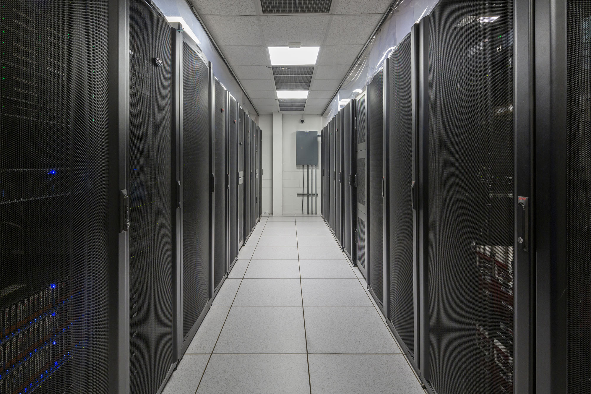 Top Reasons for Canadian Businesses to Opt for Local Data Centers